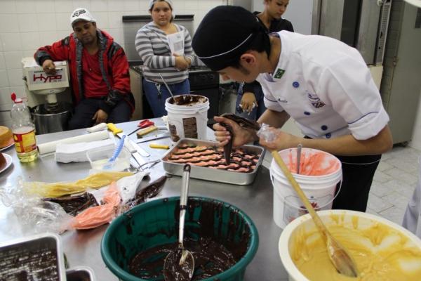 Mais um Curso de Panificação oferecido no câmpus A Distribuidora de produtos para confeitaria e panificação DIFERPAN realizou um minicurso em Panificação no dia 11 e 12/06 no Laboratório de