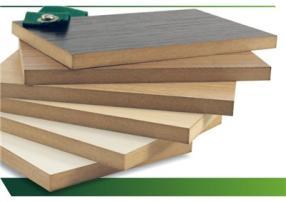 matéria-prima, tem uma estabilidade consideravelmente maior do que a madeira para a construção 58 MLC: Estabilidade Dimensional: a MLC é produzida em umidade de 12%, o que  O comportamento de