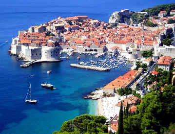 Mar Adriático, até Dubrovnik, a famosa Pérola do Adriático. DIA 8 / DOMINGO DUBROVNIK Café da manhã e visita à cidade antiga, também declarada patrimônio universal pela Unesco.