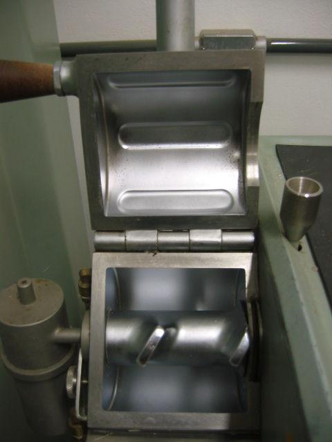 preparação das membranas. 4.3.1 Método 1: Mistura Mecânica em Misturador HIPS (8g) e PAni (2g) foram primeiramente misturados mecanicamente em um Misturador Drais modelo MH-100 (Figura 16).
