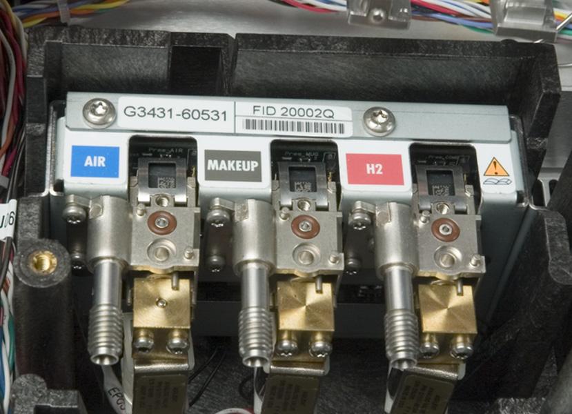 1 Instalar o GC Quando duas entradas usam o mesmo gás carreador, recomendamos o uso de uma conexão em T que inclua válvulas de interrupção para realizar testes de vazamento.