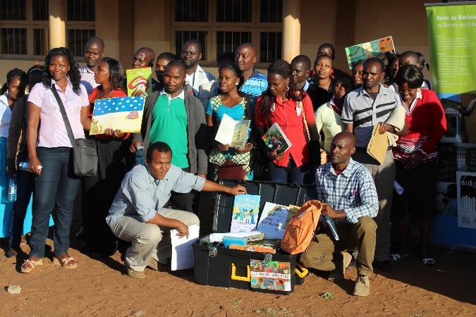 (MINED) e da Escola Portuguesa de Moçambique Centro de Ensino e Língua Portuguesa (EPM - CELP), faz chegar às escolas e às comunidades integradas uma Maleta de Leitura, contendo cerca de 150 livros