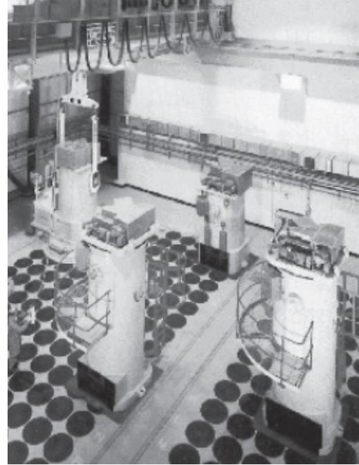 Resíduos Nucleares Produzidos para Gerar 1 GWe Silos carregados com ampolas contendo rejeitos de alta atividade vitrificados no Reino Unido. Cada disco no chão cobre um silo com dez ampolas.