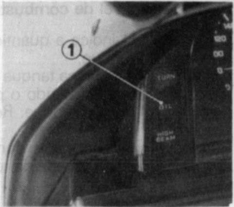 Luz de advertência da pressão do óleo O sistema de lubrificação do motor é controlado por uma luz (1) que se acende quando a pressão do óleo estiver abaixo do normal.