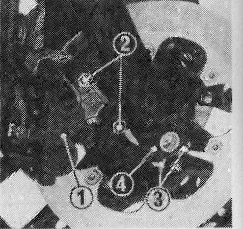 Remoção da roda dianteira 1. Levante a roda dianteira do solo colocando um suporte sob o motor. 2. Desconecte o cabo do velocímetro retirando o parafuso de fixação. 3.