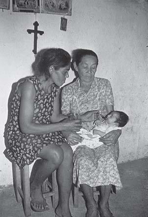 Foto Marilyn Nations Depois de aprender com a rezadeira, comadre Binha, a mãe administra o soro