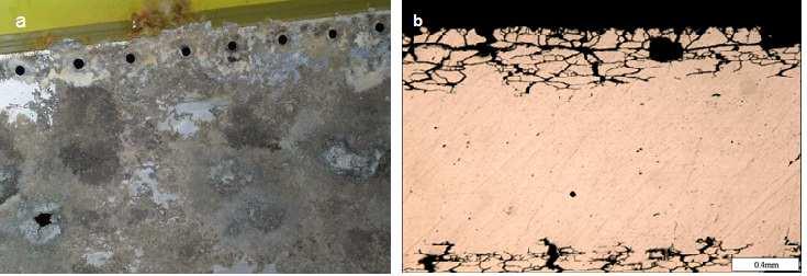 60 Figura 23 - Em a, é exemplificado a corrosão intergranular em uma placa de liga de Al, enquanto que em b é observada microscopicamente a estrutura. (Fonte: http://moraisvinna.blogspot.com.