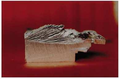 html, acessado em 15/09/2013) Corrosão por Esfoliação A corrosão por esfoliação ocorre ao longo dos contornos dos grãos paralelos à superfície da liga de alumínio.