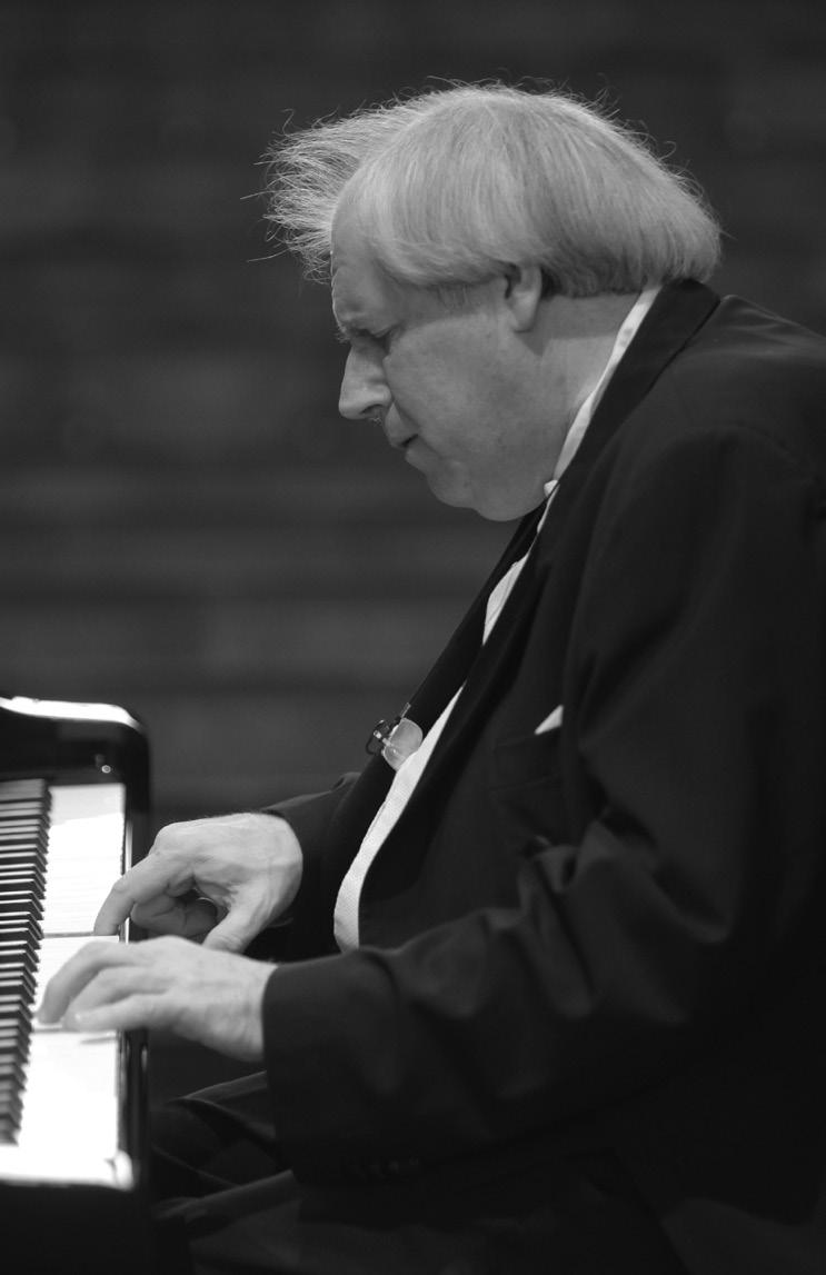 Grigory Sokolov piano A natureza única e irrepetível da música construída no momento é essencial para entender a beleza e a honestidade da arte de Sokolov.