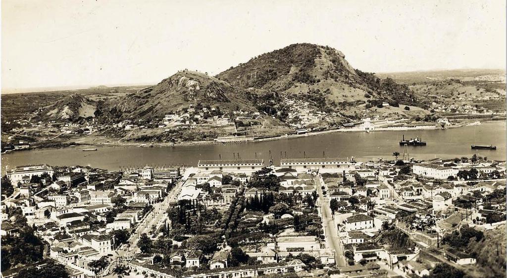 O território da cidade laica: os armazéns do porto modernizado; o Parque Moscoso ao centro (1912) e