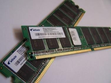 A capacidade de uma memória é medida em Bytes, kilobytes (1 KB = 1024 ou 2 10 Bytes), megabytes (1 MB = 1024 KB ou 2 20 Bytes), gigabytes (1 GB = 1024 MB ou 2 30 Bytes) e terabytes (1 TB = 1024 GB ou