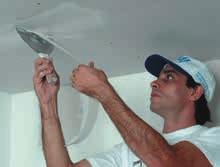 Aplicar uma primeira camada de massa Knauf Readyfix ou Fastfix ao longo das juntas entre as chapas de drywall.