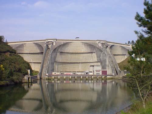 A Barragem da Aguieira é construída em betão, do tipo de abóbadas múltiplas, formada por três abóbadas de dupla curvatura, tendo a abóbada central 90 m de vão, e dois contrafortes centrais onde se