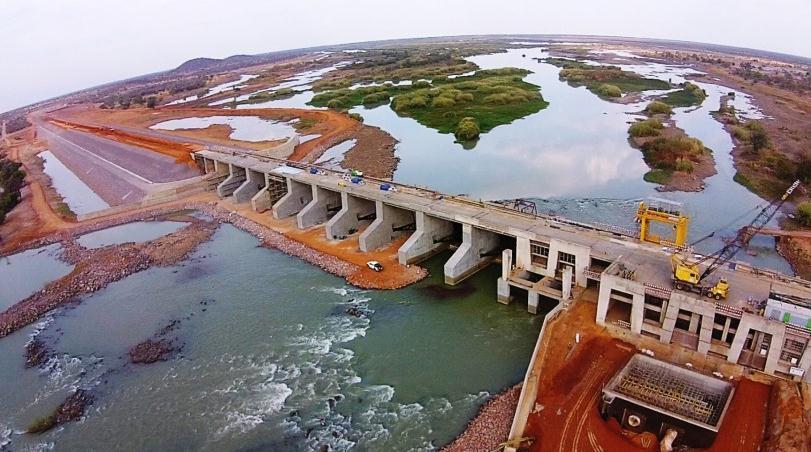 As barragens de enrocamento e as barragens de terra, ambas geralmente classificadas como barragens de aterro, são constituídas genericamente por pedra solta, quando de enrocamento, e por terra.