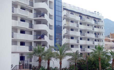 Rodeados de supermercados, restaurantes, farmácia, imprenssa, autocarros. Situado em pleno centro de Benalmádena Costa, a 150 m. da praia.