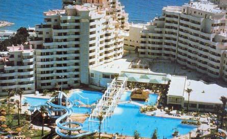 43,75 Situados a 300 metros da praia e a 2 km do Puerto Marina de Benalmádena, este complexo é constituido por 4 edificios, com 4 piscinas entrelaçadas com escorregas (no verão) em amplas zonas