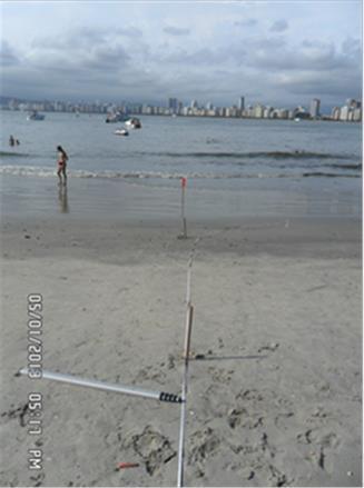Figura 8.2.2.1-2. Alinhamento, segmentação (balizas) e medição da largura dos terços da pós-praia (Góes 04). Figura 8.2.2.1-3.