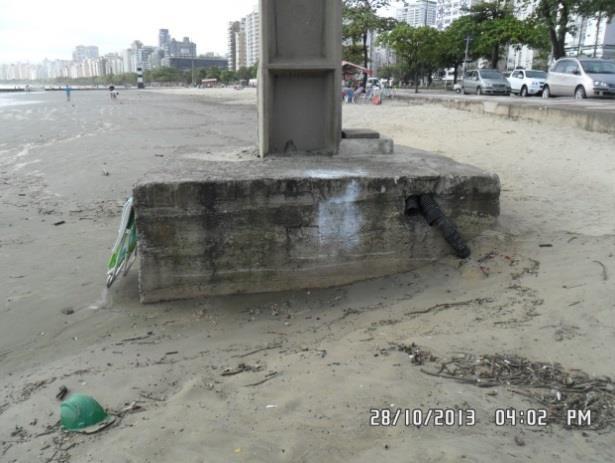 de limpeza pública ao redor do farol e um dos montículos de areia juntada