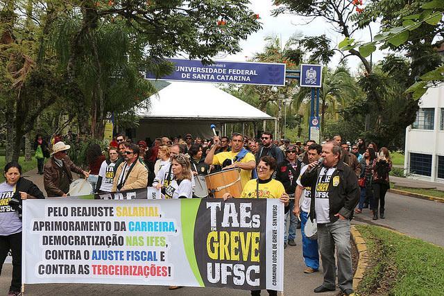 O SINTUFSC defende aquilo que os trabalhadores das instituições que representa decidem incluir no Plano de Lutas, aprovado a cada três anos no Congresso da categoria, o Consintufsc, e elaborado a