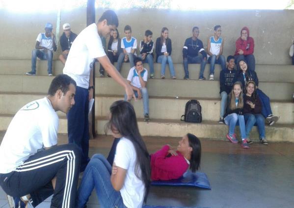 No Ensino Médio, cujo tema foi sedentarismo, os bolsistas apresentaram a proposta do PIBID, em seguida foi apresentado um vídeo onde tinham duas escadas, uma rolante e outra normal.