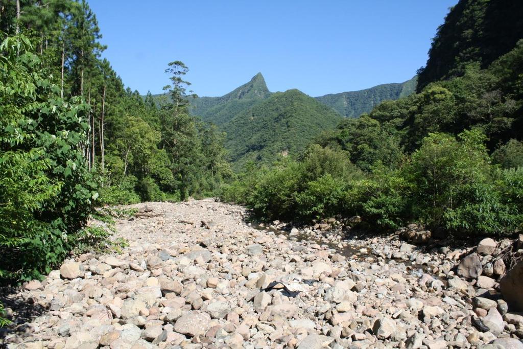 Figura 7: Vista geral da Trilha 02, caracterizada pelo leito do rio pedregoso com largura de 35 m.