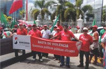 Diretores do Sindicato percorreram as unidades para homenagear as bancárias e cobrar das