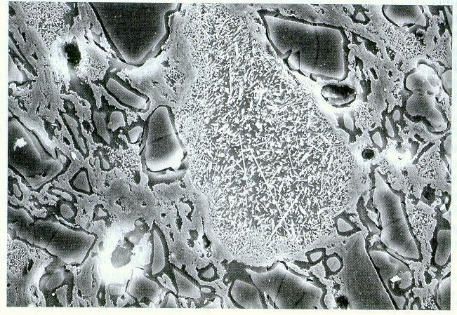 Materiais Cerâmicos (2) Micrografia eletrônica de varredura de uma porcelana (atacada por HF a 5 o C durante 15s) Propriedades gerais : devido ao caráter direcional das ligações - ligações fortes, de