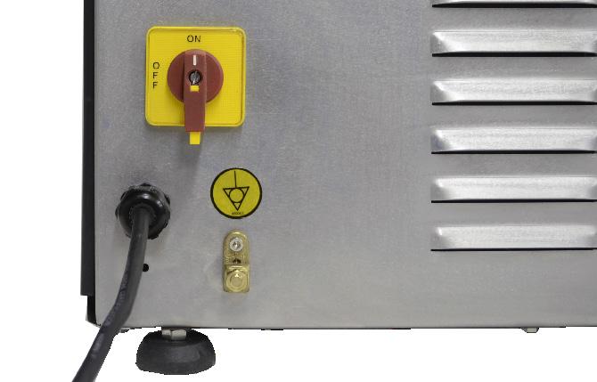 Certifique-se de que a tensão da rede elétrica onde o equipamento será instalado é compatível com a tensão indicada na etiqueta existente no cabo elétrico.