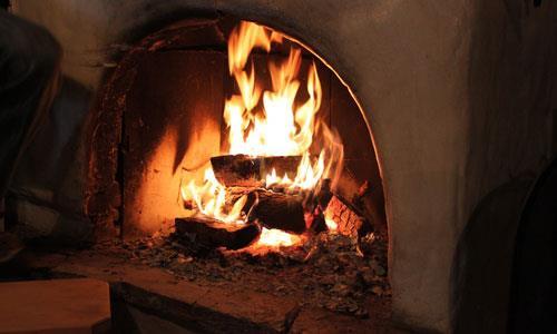 Estava uma noite muito fria. A visita encontrou o homem sozinho, sentado junto da lareira, onde o fogo estava brilhante e acolhedor.