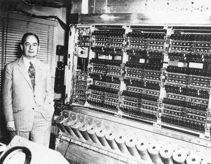 Calculadoras programáveis com números binários e lógica booleana começaram a aparecer na década de 1940.