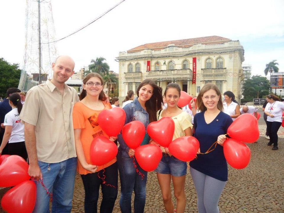 Novas Gerações Laço Humano chama atenção para a conscientização e prevenção da AIDS O Rotaract Club Erechim Paiol Grande, juntamente com várias pessoas da comunidade erechinense compareceram na manhã