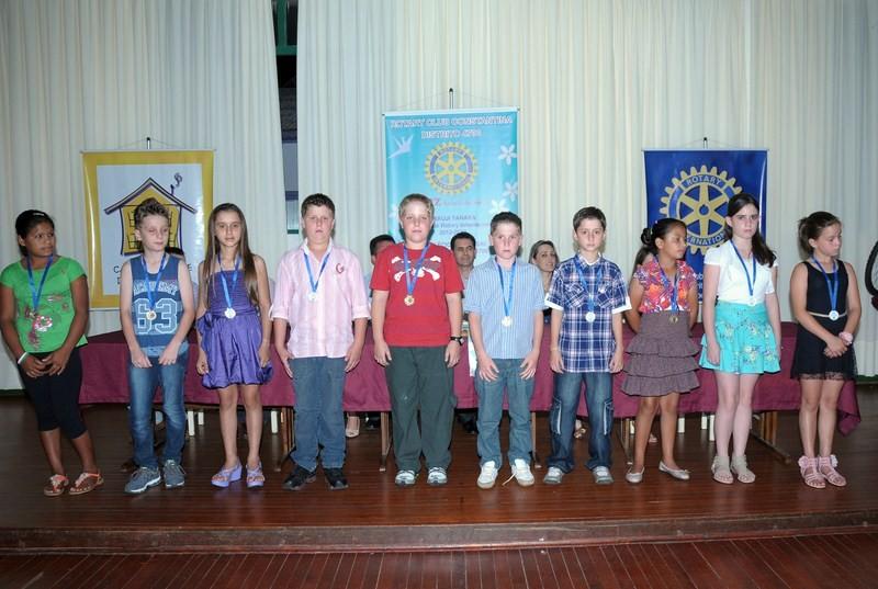 Em seu pronunciamento o Presidente do Rotary Elton José Giacomini, agradeceu aos Companheiros de Clube, as Senhoras da Casa da Amizade, ao Secretário da Educação,