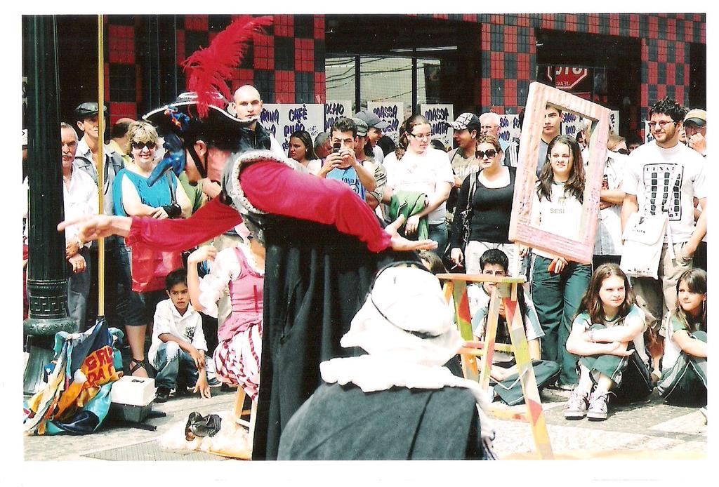 3 Foto 2 A disposição em roda do público ao redor da performance dos atores transforma a plateia em elemento cênico a