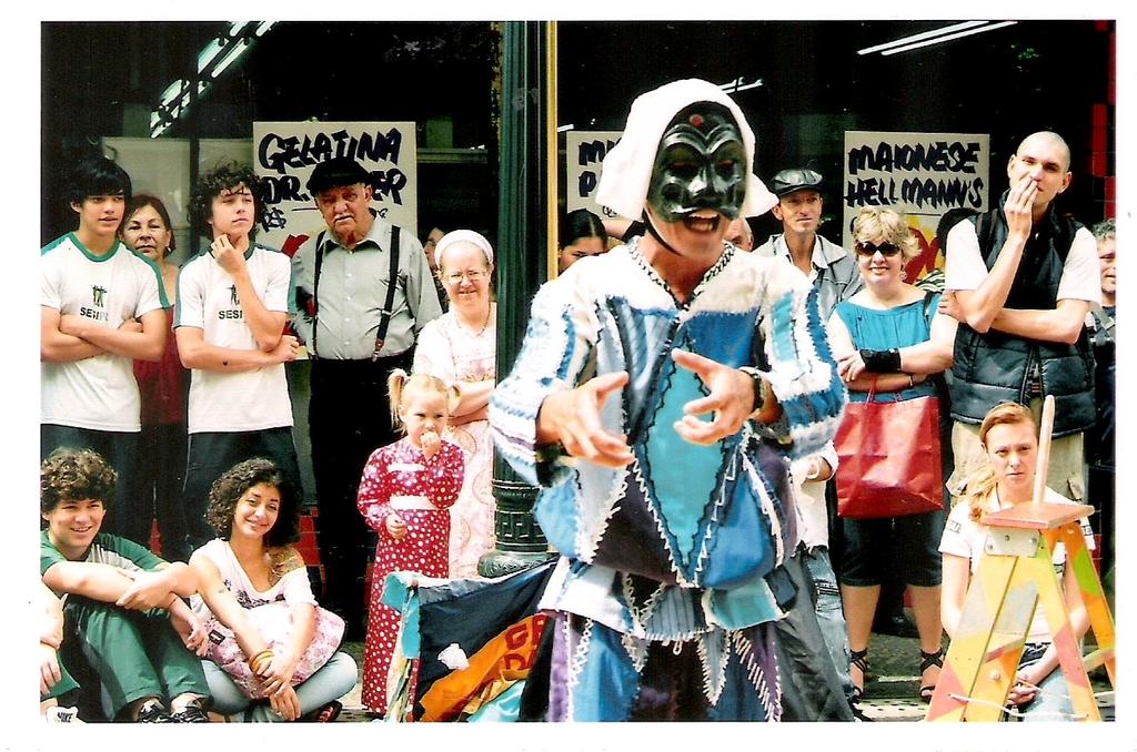 Foto 3 A mostra de rua proporciona contraste de faixa etária do público, mas também a diversidade étnica cultural