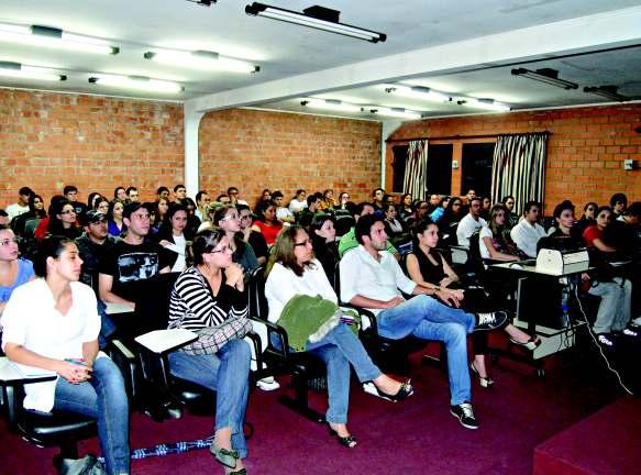 15 de maio de 2011 5 Professor da USP realiza palestra para alunos de Ciências Econômica Mais de 100 alunos assistiram a palestra ministrada por Azzoni Carlos Azzoni conversou com os estudantes sobre