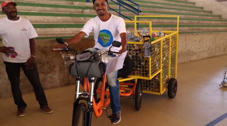 4 Maceió, quarta-feira, 18 de abril de 2018 AUXÍLIO Semarh entrega ciclolix para cooperativas de catadores de Marechal Deodoro e Quebrangulo Bicicletas garantem agilidade no recolhimento de materiais