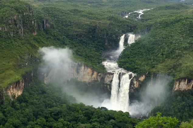 (0000) Paisagem cultural do tipo urbano, com grandes construções industriais ou comerciais. QUESTÃO 5- Descreva uma paisagem de sua preferência, destacando os principais elementos que a compõem.