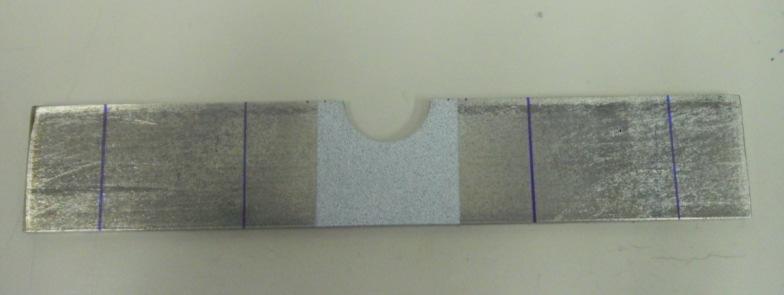 97 6.2. Motagem Experimetal Neste esaio, o corpo de prova utilizado é uma barra retagular, o qual foi usiado um etalhe com formato semicircular de raio igual a 12,5 mm, coforme mostra o deseho da Fig.
