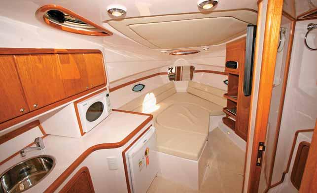 Evolution 310 Tem cabine confortável, com duas camas, pia e uma pequena cozinha. Seu design é atraente e moderno.
