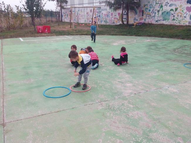 O ringue com relvado também era um espaço exterior bastante amplo situado perto do espaço de recreio. Este era composto por uma cozinha de lama com estruturas fixas/ não fixas e baloiços.