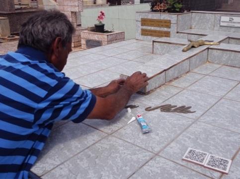 Foto 4) Colocação dos azulejos nos túmulos dos ex-combatentes em 26 de outubro de 2015.