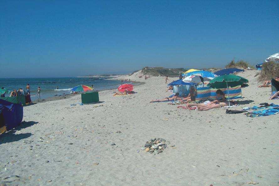 Propõe-se ainda a criação de áreas de estacionamento informal na proximidade da praia no arruamento com a orientação Norte Sul.