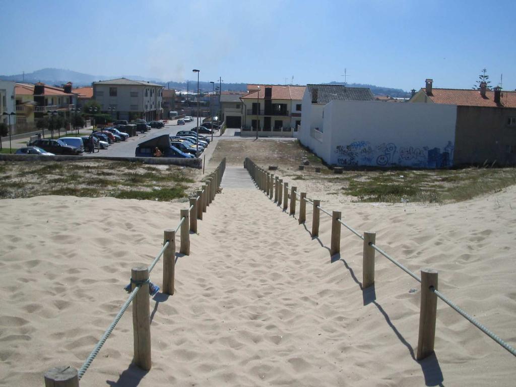 A Sul, na praia do Corgo, o estacionamento interrompe parte da protecção dunar.