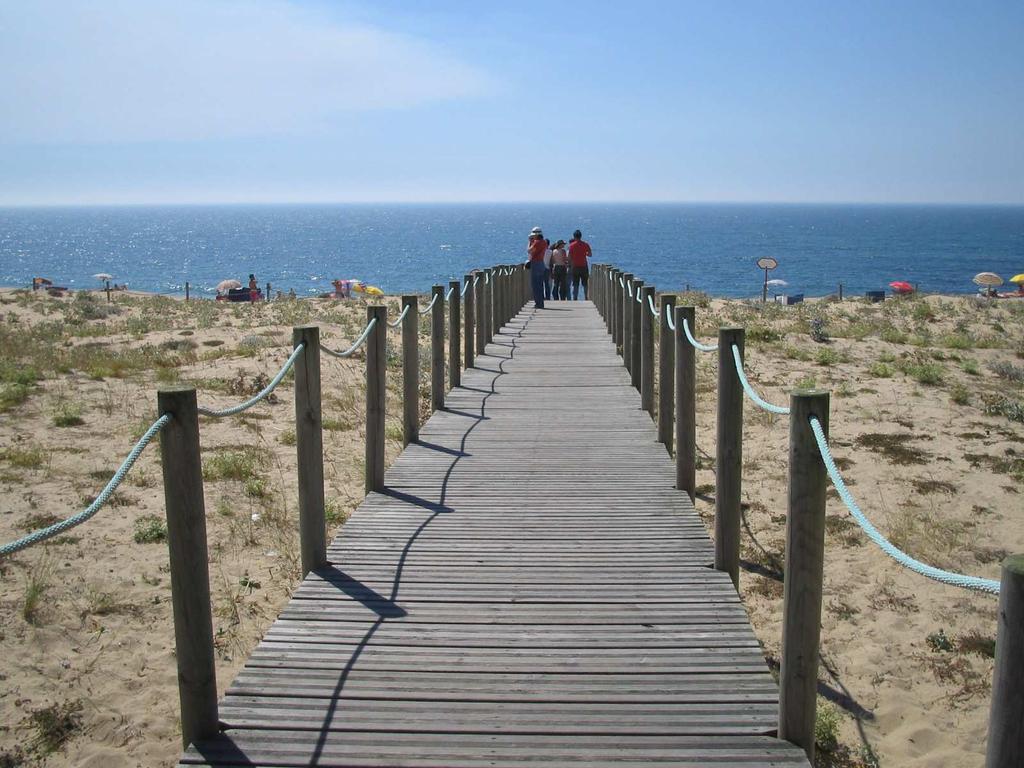 posição da linha de costa. Esta praia apresenta já uma forte afluência em época balnear, sendo proposta a tipologia de praia II.