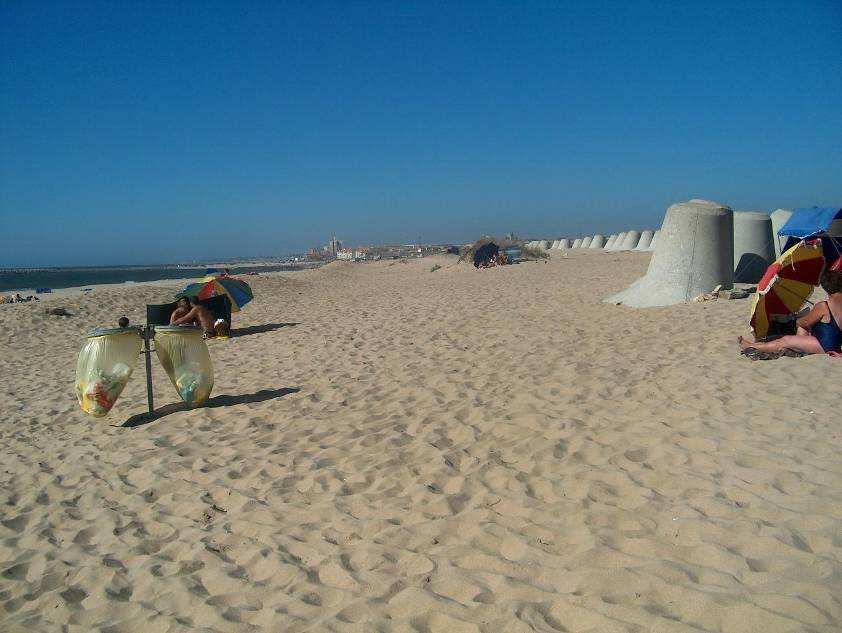 Fotografia 4-12 Praia de Silvade vista Norte Dispõe de área de estacionamento e regista a presença de roullotes que servem no apoio à praia.