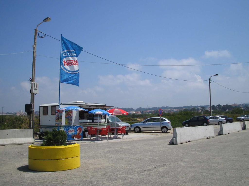 POOC. Em Paramos a capela existente já se encontra sobre o mar, protegida com obra aderente em enrocamento.