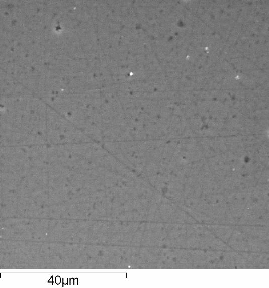 45 (a) (b) Figura 12. Imagens SE de microscopia eletrônica de varredura (MEV) para a superfície polida de amostra de alumina: (a) com ampliação de 1000 vezes e; (b) 3000 vezes.