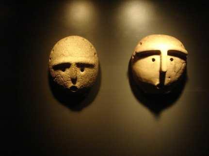 As máscaras abaixo estão no Malba em Buenos Aires e datam de 1500 a.c. Na época em que vistei o museu elas me interessaram pela síntese das formas e por se assemelharem com desenhos que hoje são contemporâneos.