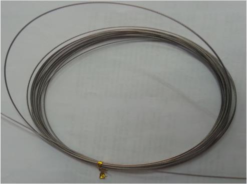 Para transmissão de cargas aplicadas à célula de carga superior, foi utilizado uma junção de dois cabos de aço inox de 1mm de diâmetro, revestido de Nylon, marca Marine Sports