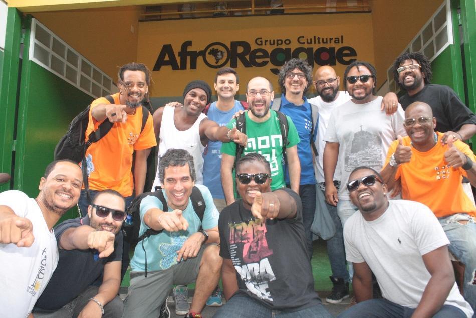 Luciano e Ligão, que apresentaram seus trabalhos durante os intervalos do ensaio. Ensaio de Verão Bloco AfroReggae. Foto: Arquivo AfroReggae. 23/10/2015 Visita do grupo Monobloco.